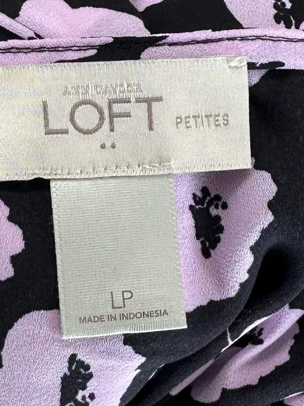 LOFT Black Sleeveless Blouse with Lilac Floral Pattern and Front Ruffle Size LP - Picture 8 of 11
